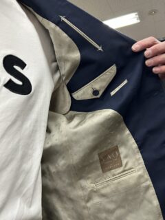 落ち着きのあるネイビースーツ　裏地はベージュで鮮やかにの画像