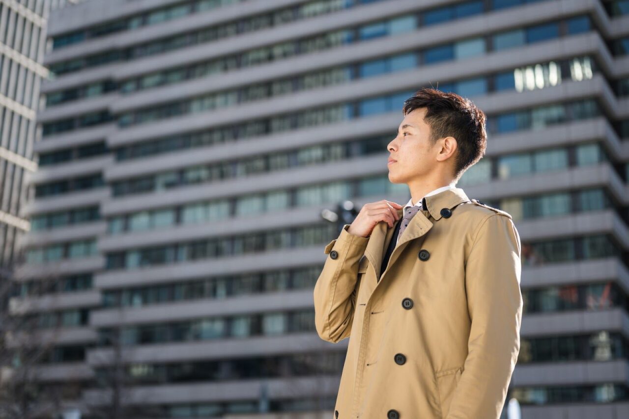 スーツに合うオーダーコートとは？ビジネス向けからワンランク上のおしゃれ、NGマナーについても紹介 – オーダースーツSADAのアイキャッチ画像