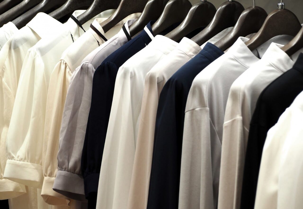 カットソーとは？定義と襟・素材の種類、ビジネスシーンでの着用術まで解説- オーダースーツSADAのアイキャッチ画像