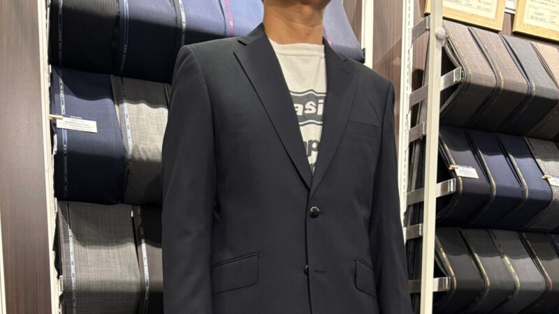 ネイビー無地スーツのアイキャッチ画像