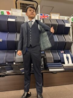 どのシーンにも最適解！！　　紺の千鳥柄スーツの画像
