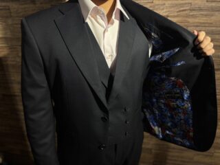 上品な光沢の3ピーススーツの画像