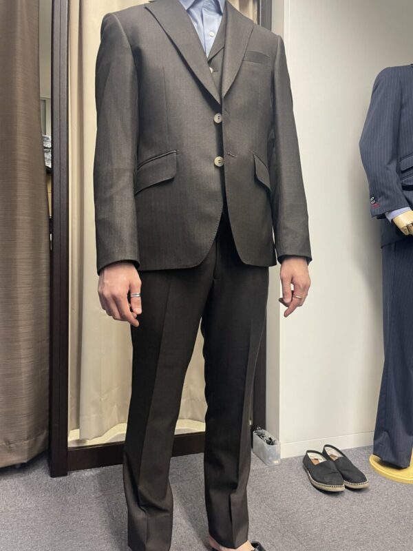 ブラウンの生地でお洒落感ある1着のアイキャッチ画像
