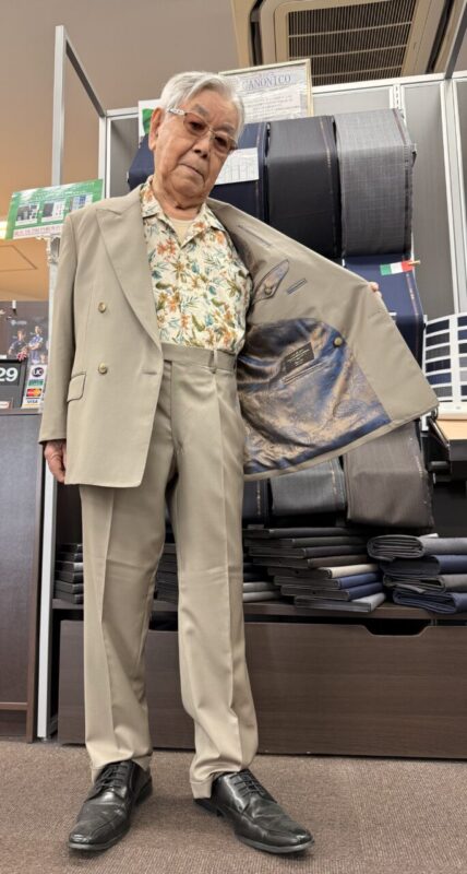 おしゃれなベージュのCANONICOダブルスーツ!のアイキャッチ画像