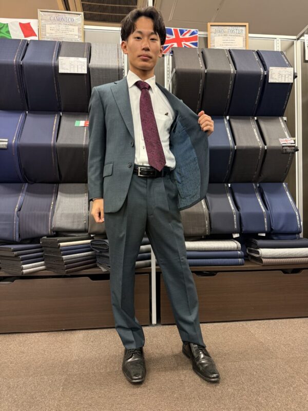 オシャレなブルーグリーンスーツ♪のアイキャッチ画像