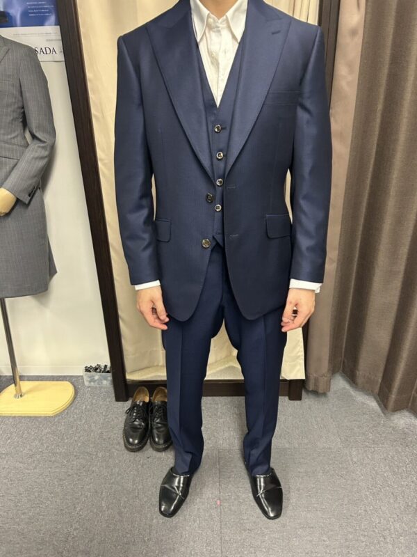 ネイビーのスリーピーススーツで王道エレガントな1着のアイキャッチ画像