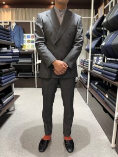 スッキリシルエットでダブルスーツのお仕立ていただきました～チェス柄の裏地がセクシーです✨～の画像