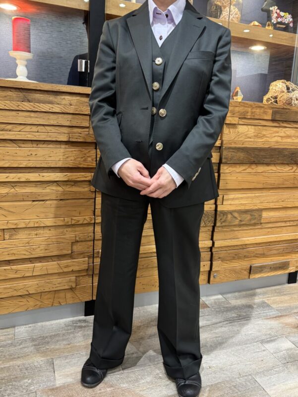 オールシーズン素材のダークグリーンでワイドストレートパンツのスリーピーススーツ！！のアイキャッチ画像