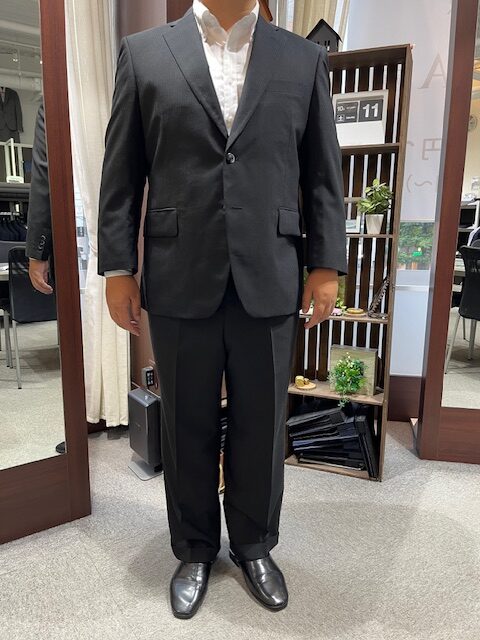 光沢&ストレッチ生地による黒ストライプスーツをお仕立ていただきました!~初回OPセットでワンランク上のお仕上がり。~のアイキャッチ画像