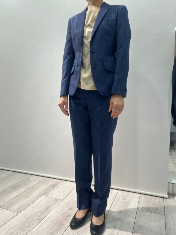 ストライプが映える、品のあるシルエットのアイキャッチ画像