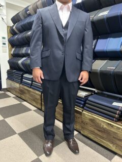シンプルな色に遊び心のあるピンクシャツの画像