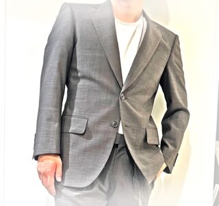 2328 モダンなブラウンスーツの画像