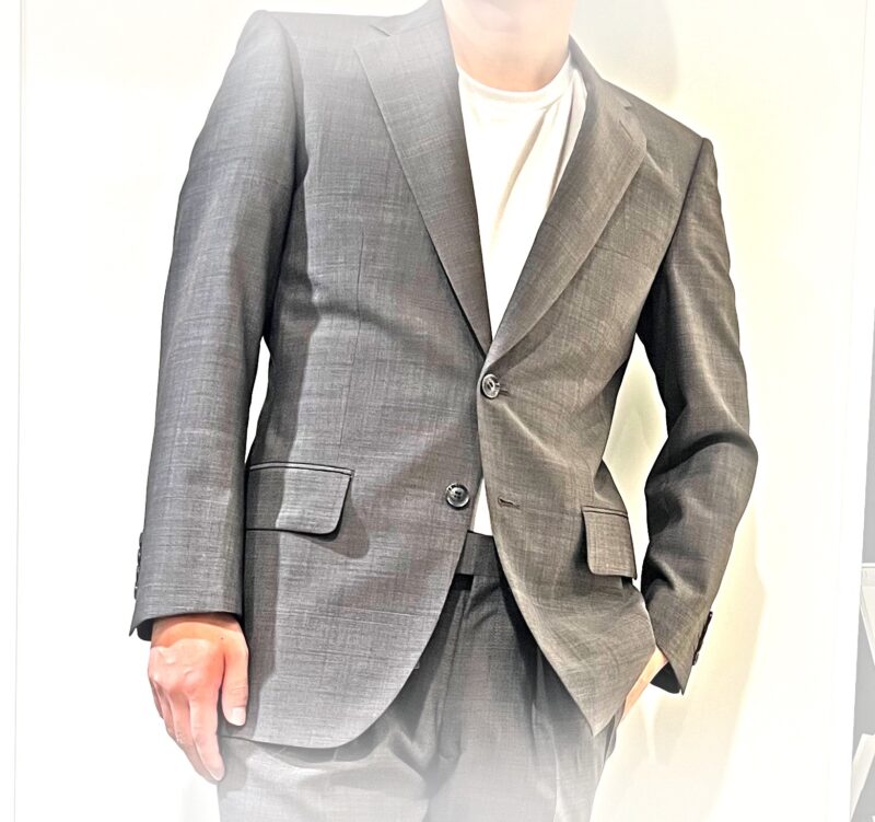 2328 モダンなブラウンスーツのアイキャッチ画像