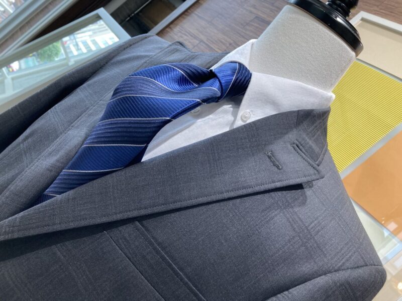 スマートに、かつ華やかさも添える、シャドーチェックスーツ【SCABAL】のアイキャッチ画像