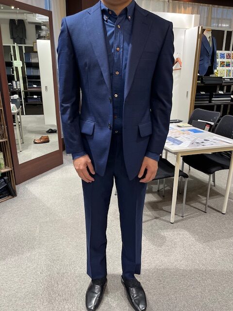 トレンド感のある明るめの紺色が映えるウインドウペンスーツをお仕立ていただきました！✨のアイキャッチ画像