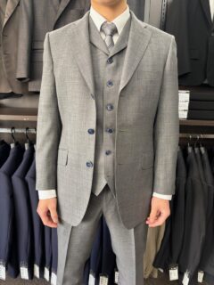 3つボタンのスリーピースで美しいシルエットに。の画像