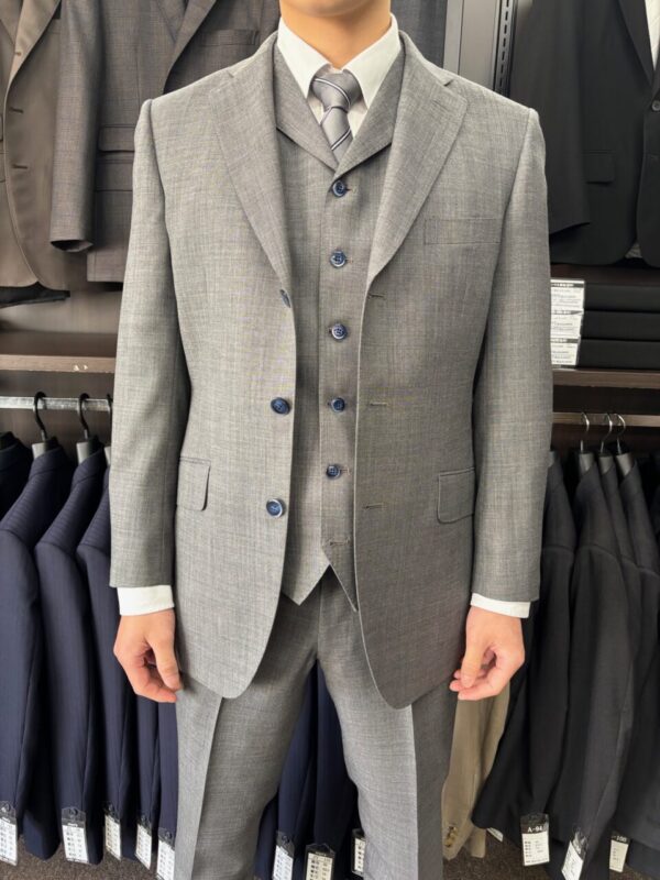 3つボタンのスリーピースで美しいシルエットに。のアイキャッチ画像