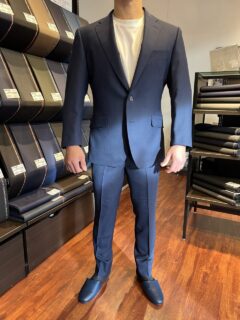 イタリア製の滑らかなネイビーがメリハリのある身体にしっかりフィットしたスタイリッシュな1着の画像