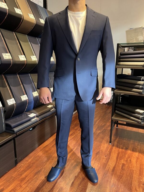 イタリア製の滑らかなネイビーがメリハリのある身体にしっかりフィットしたスタイリッシュな1着のアイキャッチ画像