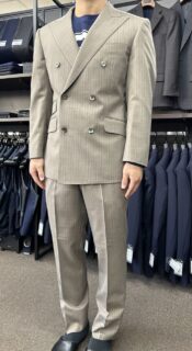 成人式用スーツ　ベージュスーツにグリーンの釦で上品且つお洒落にの画像