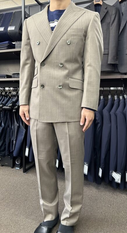 成人式用スーツ　ベージュスーツにグリーンの釦で上品且つお洒落にのアイキャッチ画像