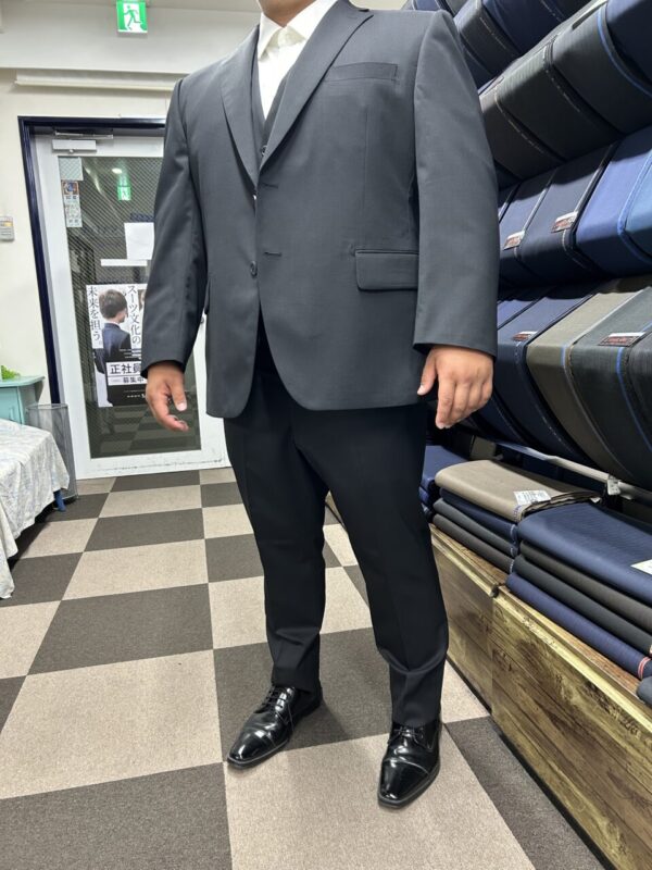 カッチリとした雰囲気の黒で引き締めてのアイキャッチ画像