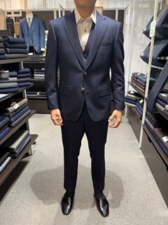 成人式スーツ！正統派な紺ストライプ！ボタンや裏地をこだわりお洒落なデザインになりました！の画像