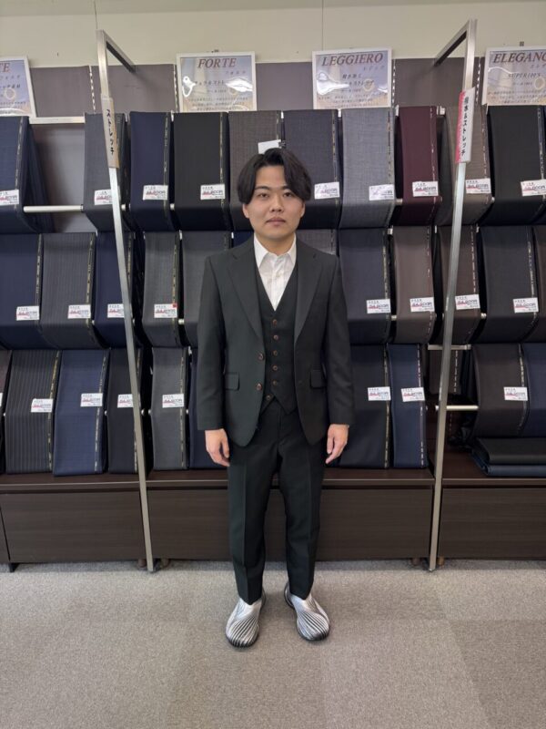 落ち着いた華やかさ。上品に魅せるカーキの一着のアイキャッチ画像