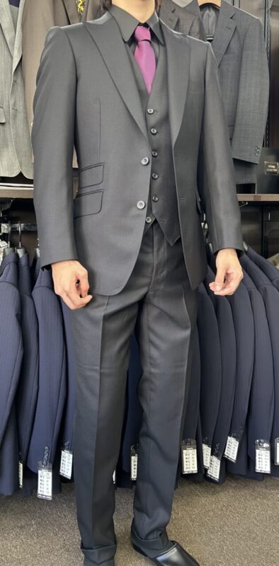 成人式用スーツ　スーツシャツ共にブラックで統一しお洒落な仕上がりにのアイキャッチ画像