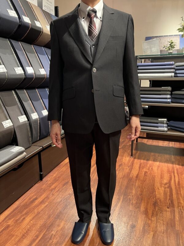 すっきりと見えるブラックストライプにちらりと見える裏地のボルドーカラーがお洒落な1着のアイキャッチ画像