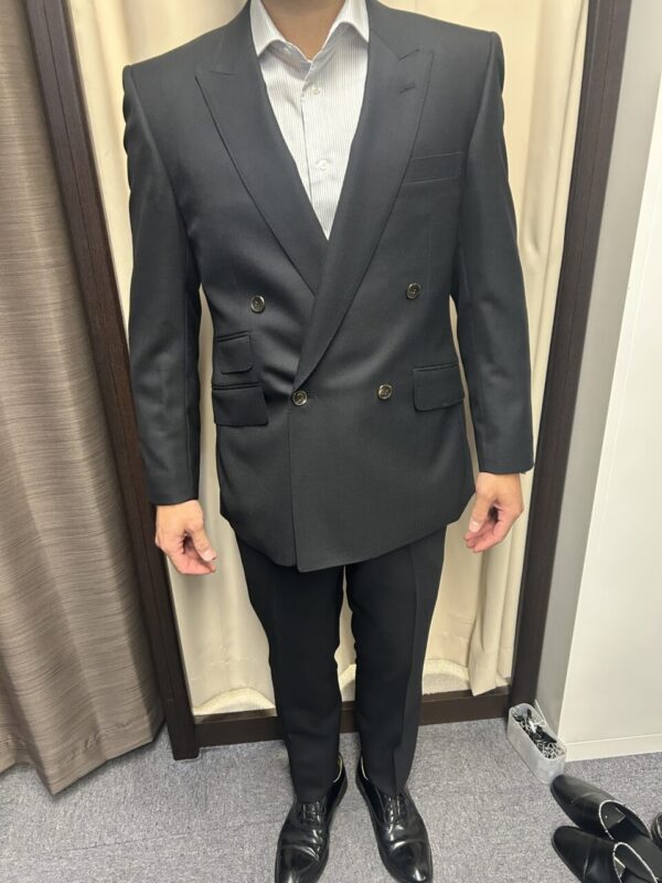 黒無地のダブルスーツで重厚感ある1着のアイキャッチ画像