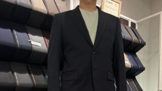 ネイビー無地スーツの画像