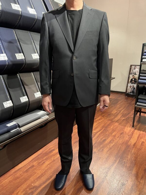 柔らかなチャコールグレーが大人の雰囲気を醸し出す1着のアイキャッチ画像