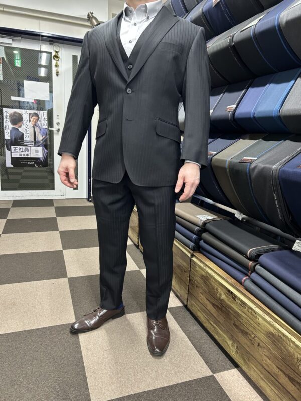 スッキリとしたシルエットに黒でカッチリとのアイキャッチ画像