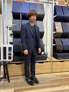 スタイリッシュなネイビーバーズアイのスーツ【ANGELICO】の画像