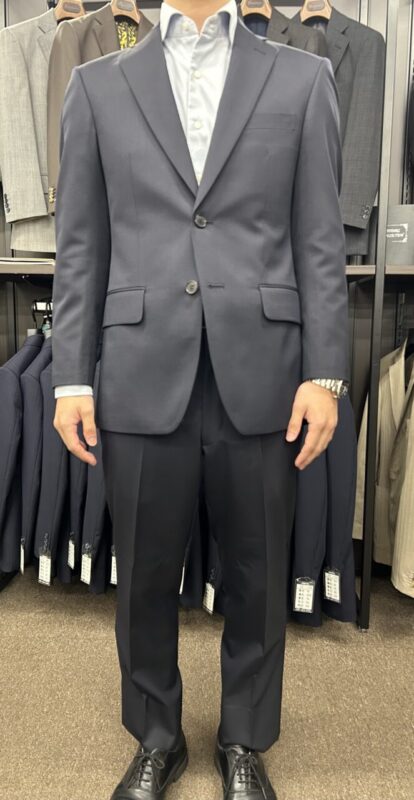 シンプルな紺無地スーツ。釦裏地で高級感を演出のアイキャッチ画像