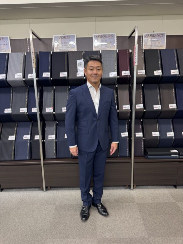 シックな紺ストライプのアイキャッチ画像