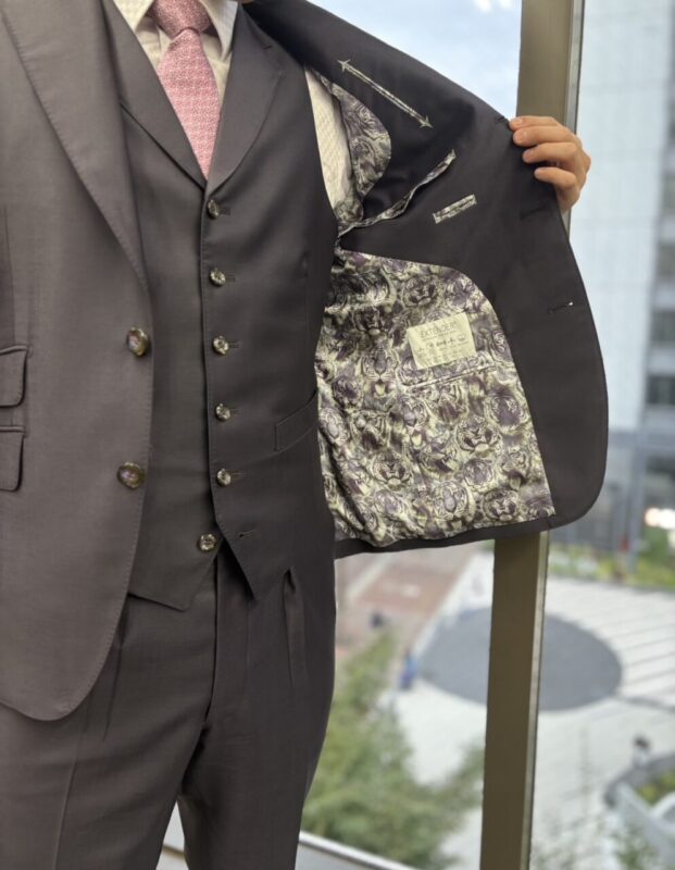 スタッフスーツのご紹介！！のアイキャッチ画像