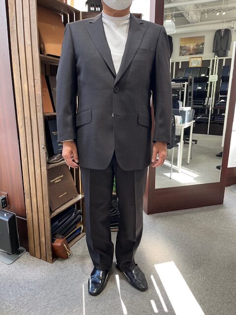 ブラウン地に控えめなストライプが渋い、自然なサイズ感でお仕立ていただきました。のアイキャッチ画像