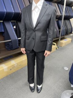 凛と整うブラックスーツの画像