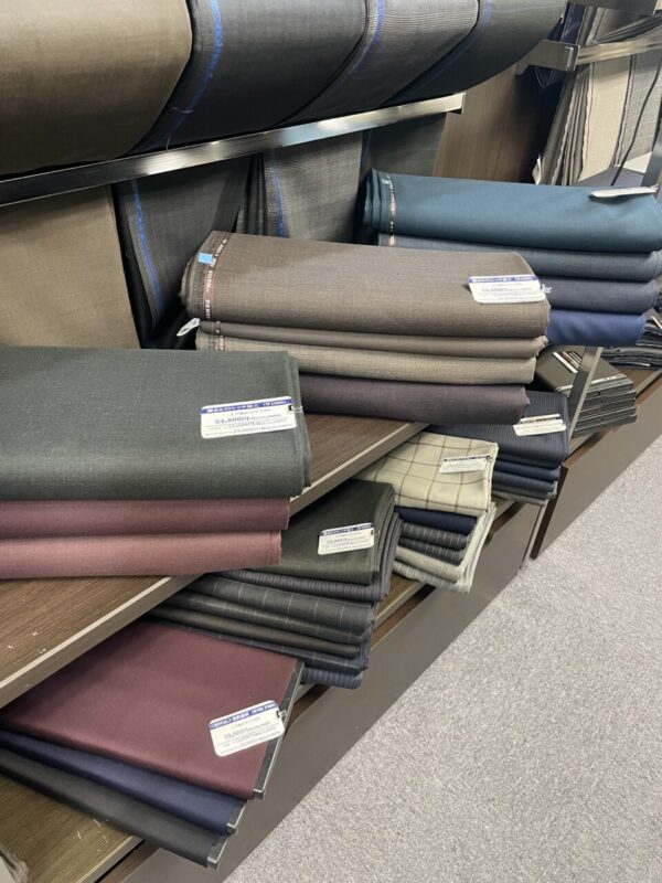 カラフルな生地で個性派なスーツスタイルを！のアイキャッチ画像