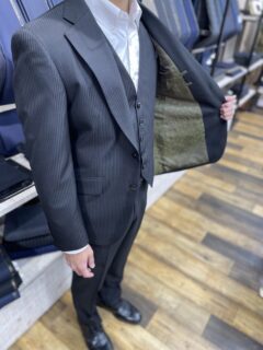 大人の魅力を引き立たせる３ピーススーツの画像