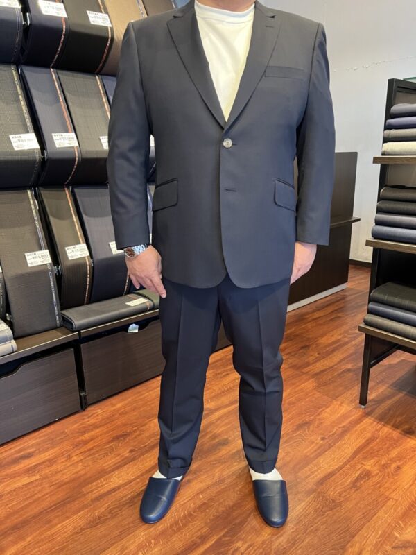 着回し力抜群のダークネイビーにレッドな裏地が個性を光らせる1着のアイキャッチ画像