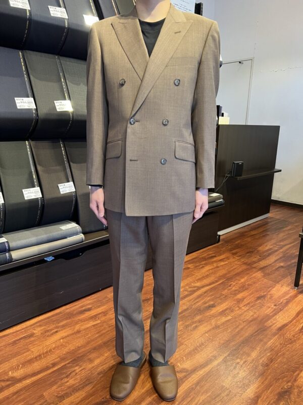 柔らかなベージュブラウンのお色味とゴールドの裏地で気品高さが漂う1着のアイキャッチ画像