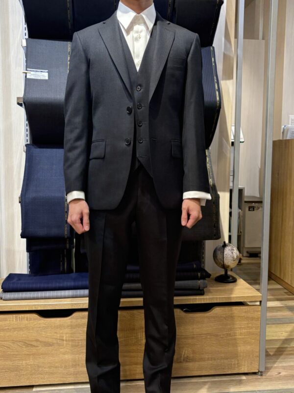 チャコールグレーのスリーピースとダブルカフスのシャツを合わせたフォーマルなスタイルのアイキャッチ画像