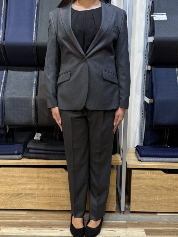 エレガントなライトグレー・レディーススーツのアイキャッチ画像