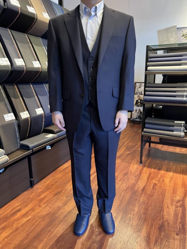 王道ネイビーのスリーピースにアーガイル柄の裏地を組み合わせたおしゃれな1着のアイキャッチ画像