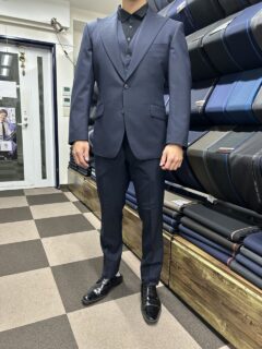 爽やかな印象とシックな衿の画像