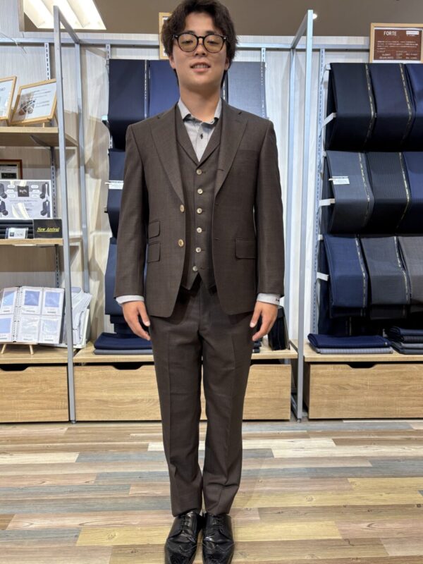 クラシカルなブラウンのスリーピーススーツのアイキャッチ画像