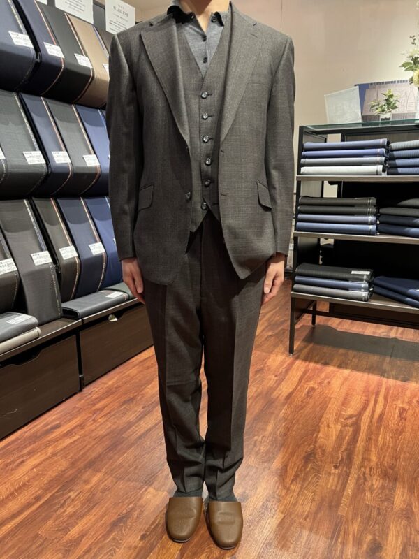 ブラウングレンチェックの上品さの中に隠れた光沢裏地がおしゃれな1着のアイキャッチ画像